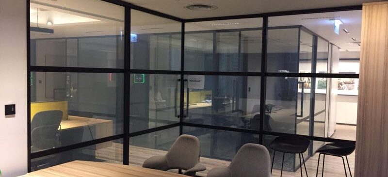 Akıllı cam filmi: 7 modern avantaj ile mekanlarınızı dönüştürün